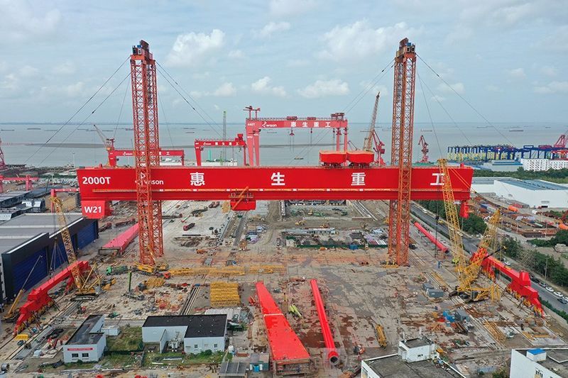 又一個(gè)2000t門(mén)機(jī)!衛(wèi)華共同參與制造的國(guó)內(nèi)**大噸位造船門(mén)式起重機(jī)完成提升!